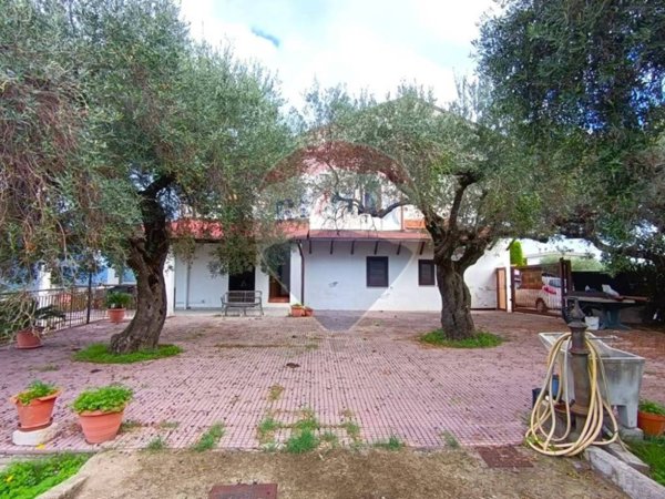 casa indipendente in vendita a Minturno