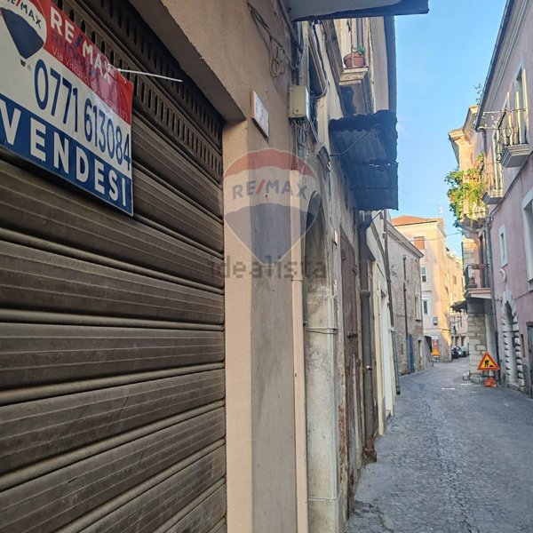 locale commerciale in vendita a Minturno