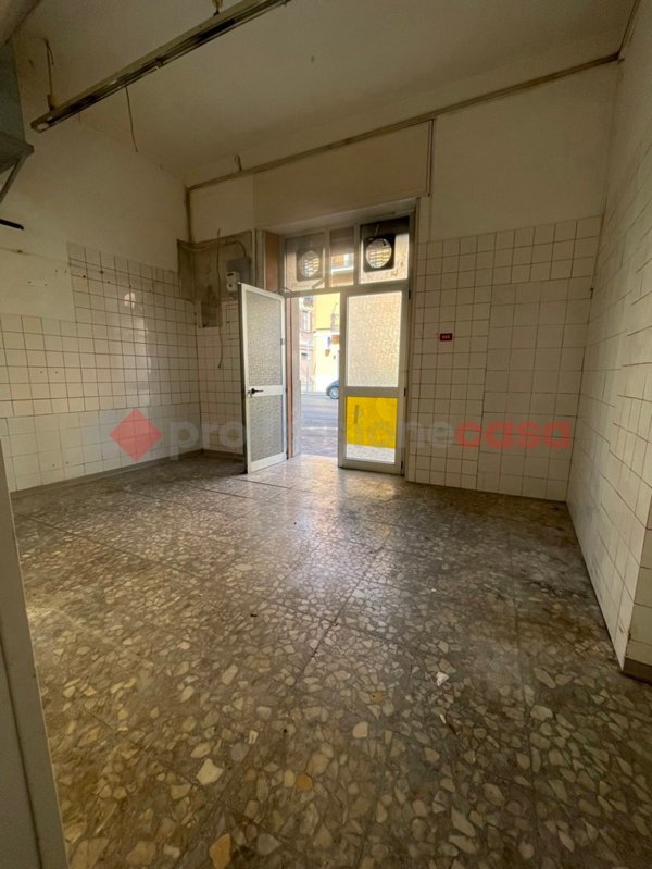 locale commerciale in vendita a Minturno in zona Scauri