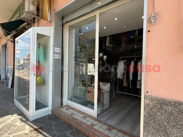 negozio in vendita a Minturno in zona Scauri