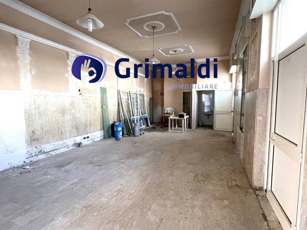 negozio in vendita a Minturno in zona Scauri