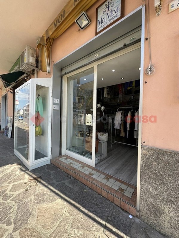 negozio in vendita a Minturno in zona Scauri