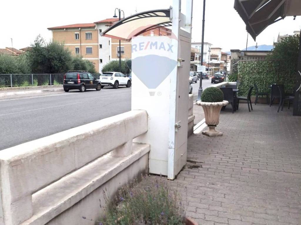 negozio in vendita a Minturno in zona Scauri