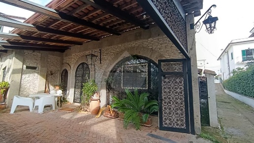 casa indipendente in vendita a Minturno in zona Scauri