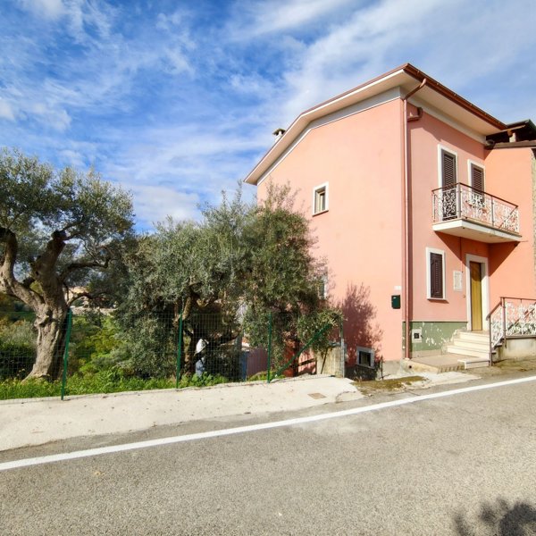 casa indipendente in vendita a Minturno in zona Pulcherini