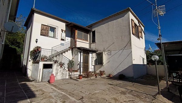 casa indipendente in vendita a Minturno in zona Scauri
