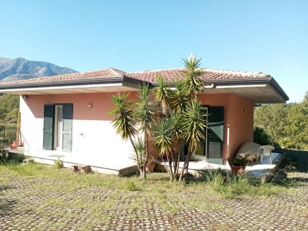 casa indipendente in vendita a Minturno