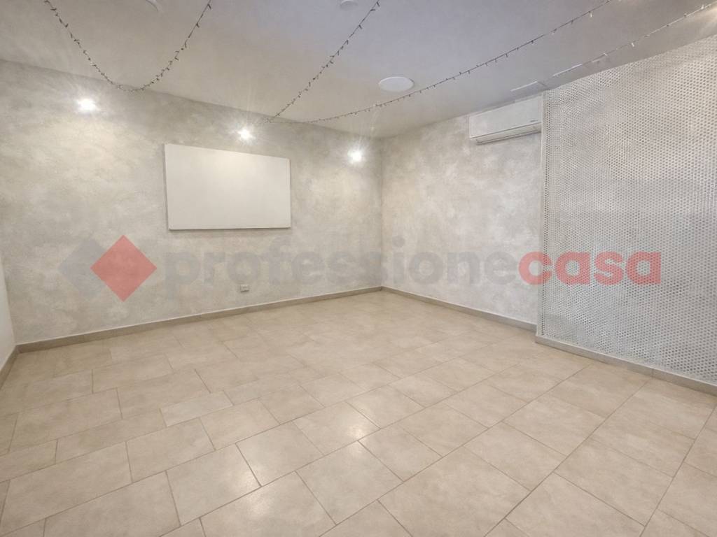 negozio in vendita a Minturno in zona Scauri