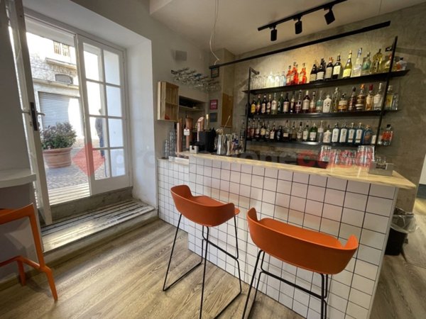 negozio in vendita a Minturno in zona Scauri