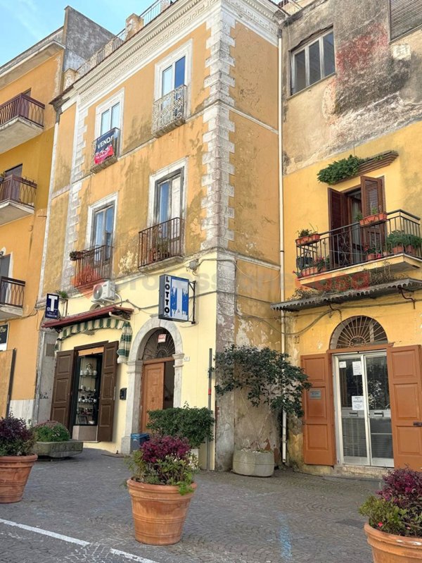 locale commerciale in vendita a Minturno