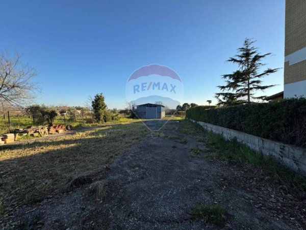 locale commerciale in vendita a Minturno in zona Marina