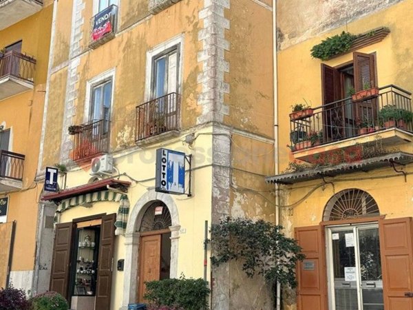 locale commerciale in vendita a Minturno