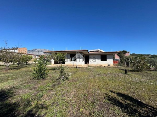 casa indipendente in vendita a Minturno in zona Scauri