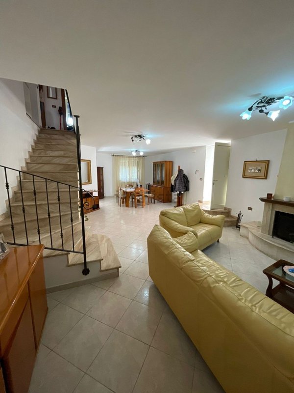 casa indipendente in vendita a Minturno in zona Scauri