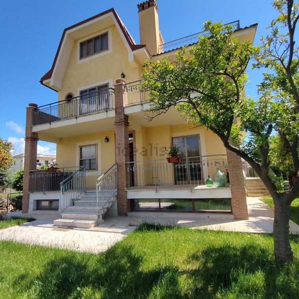 casa indipendente in vendita a Minturno in zona Scauri