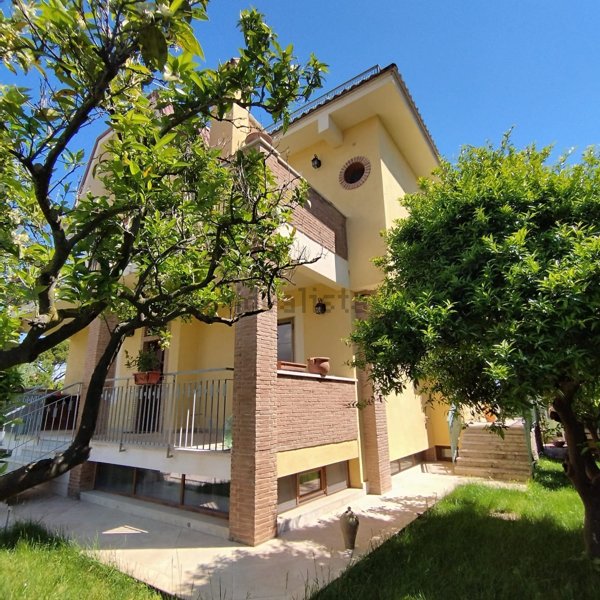 casa indipendente in vendita a Minturno in zona Scauri