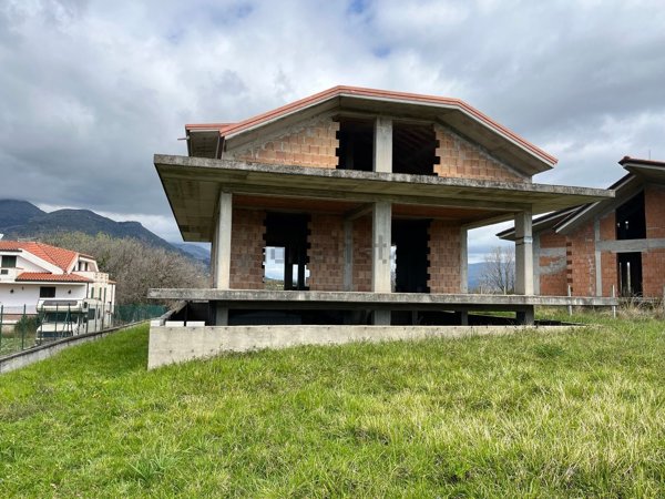 pentavano in vendita a Minturno in zona Scauri