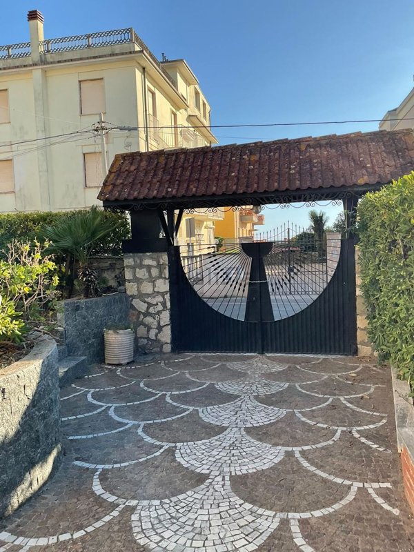 casa indipendente in vendita a Minturno in zona Scauri