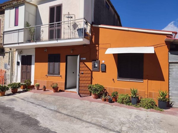 casa indipendente in vendita a Minturno