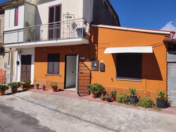 casa indipendente in vendita a Minturno