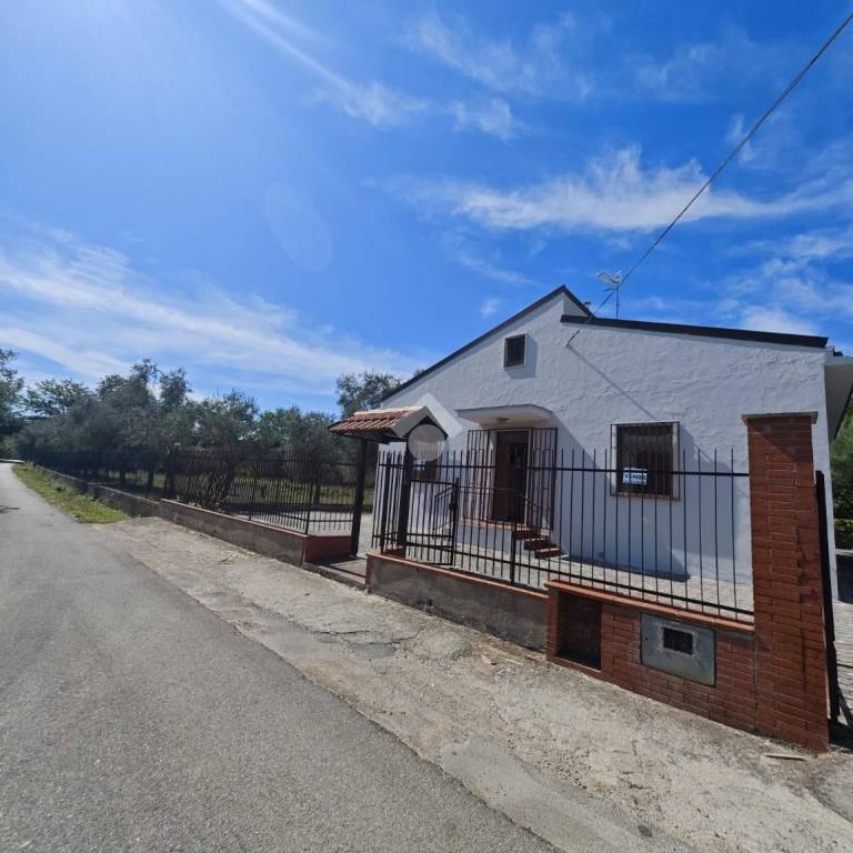 casa indipendente in vendita a Minturno in zona Scauri