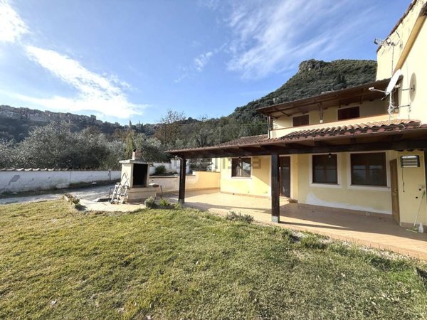 casa indipendente in vendita a Monte San Biagio