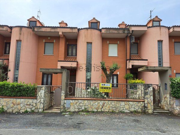 casa indipendente in vendita a Norma