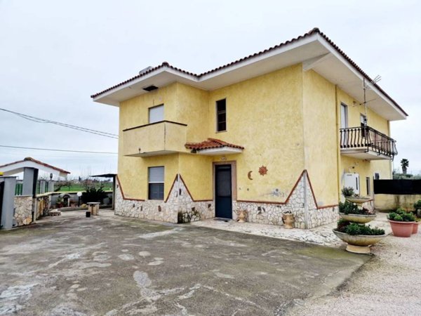 casa indipendente in vendita a Pontinia
