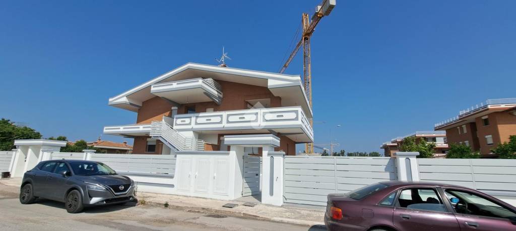 casa indipendente in vendita a Pontinia
