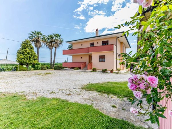 casa indipendente in vendita a Pontinia