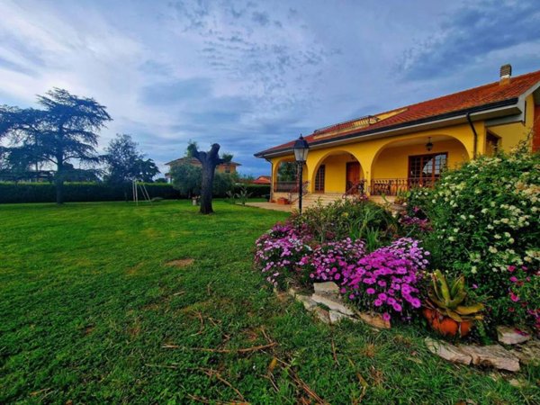casa indipendente in vendita a Pontinia