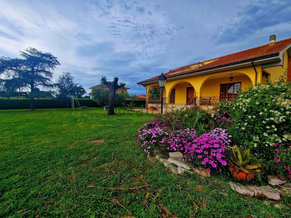 casa indipendente in vendita a Pontinia