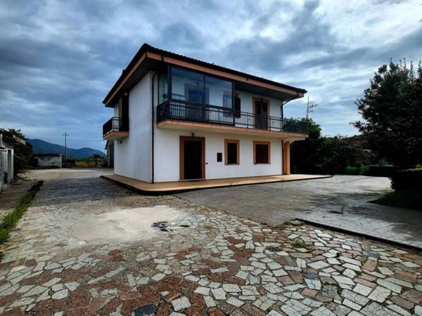 casa indipendente in vendita a Pontinia