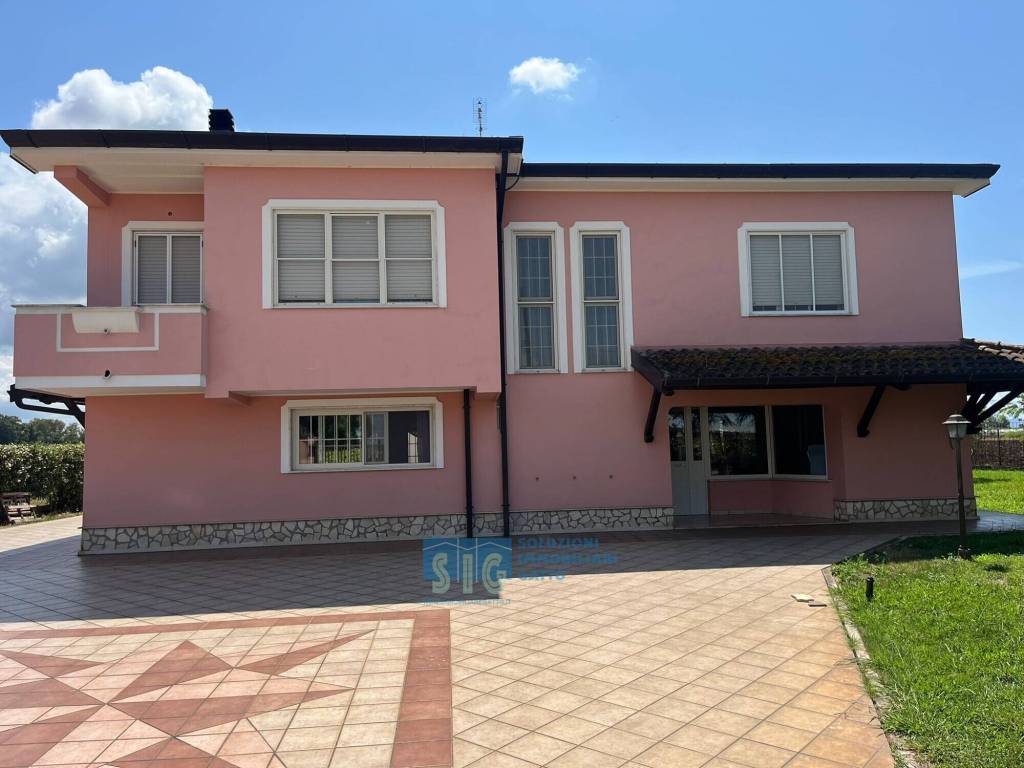 casa indipendente in vendita a Pontinia