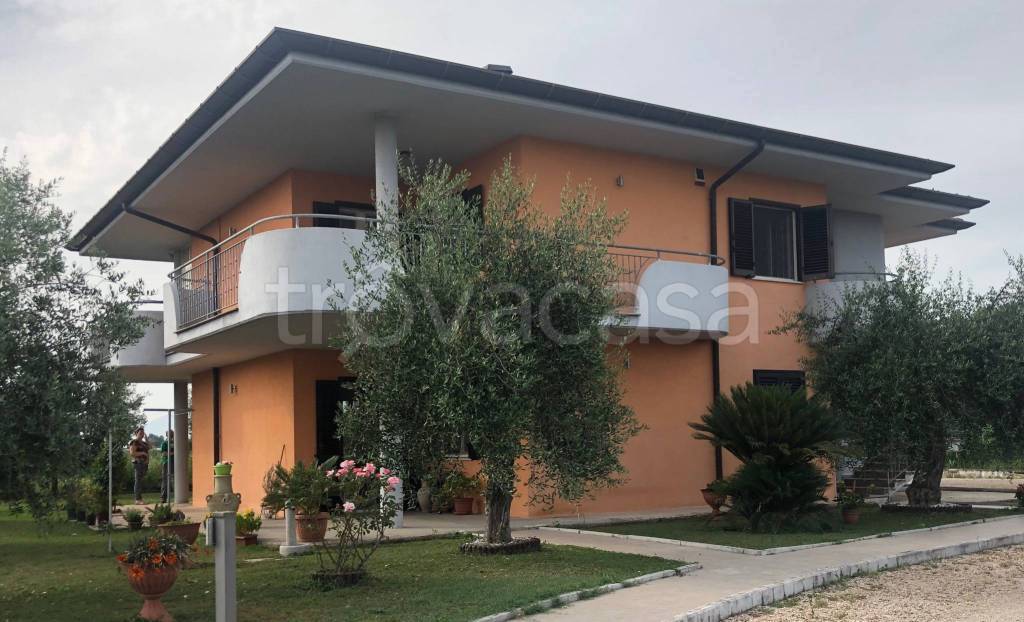 casa indipendente in vendita a Pontinia