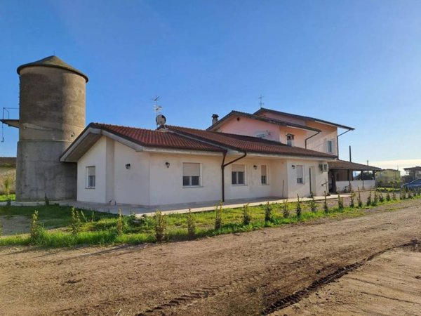 casa indipendente in vendita a Pontinia
