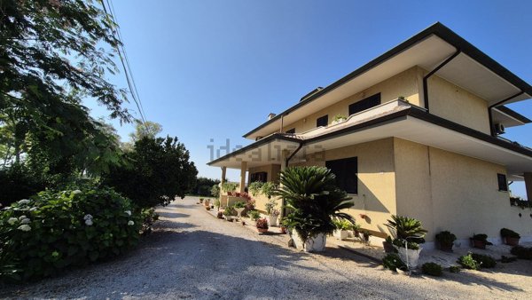 casa indipendente in vendita a Pontinia