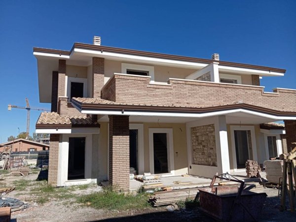 casa indipendente in vendita a Pontinia