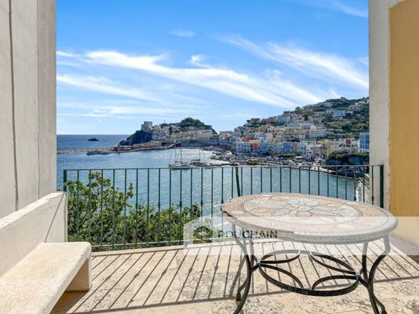 casa indipendente in vendita a Ponza in zona Giancos