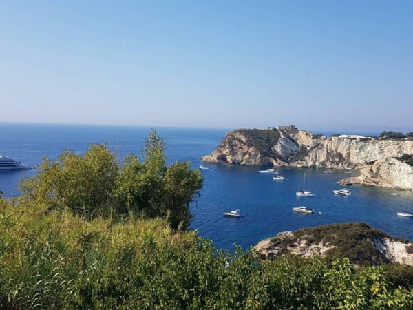 appartamento in vendita a Ponza in zona Le Forna