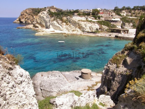 appartamento in vendita a Ponza in zona Le Forna