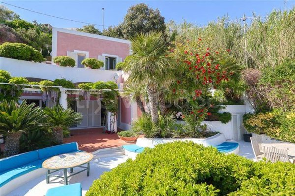 casa indipendente in vendita a Ponza in zona Giancos
