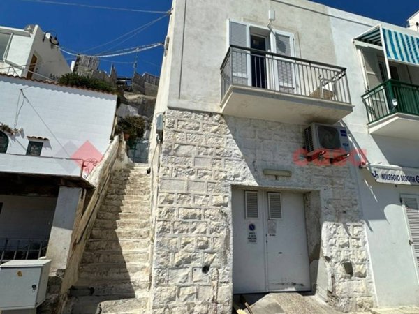 appartamento in vendita a Ponza in zona Giancos