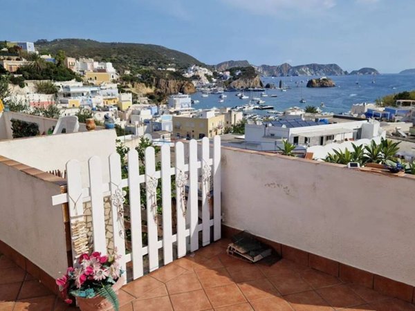 casa indipendente in vendita a Ponza in zona Giancos