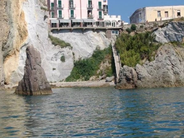 negozio in vendita a Ponza in zona Santa Maria