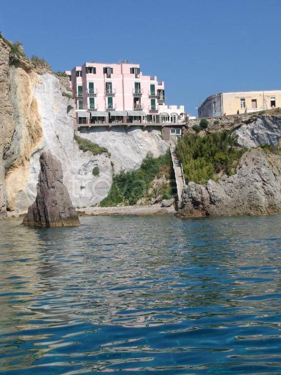 negozio in vendita a Ponza