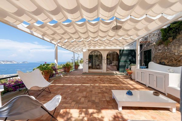 casa indipendente in vendita a Ponza in zona Campo Inglese