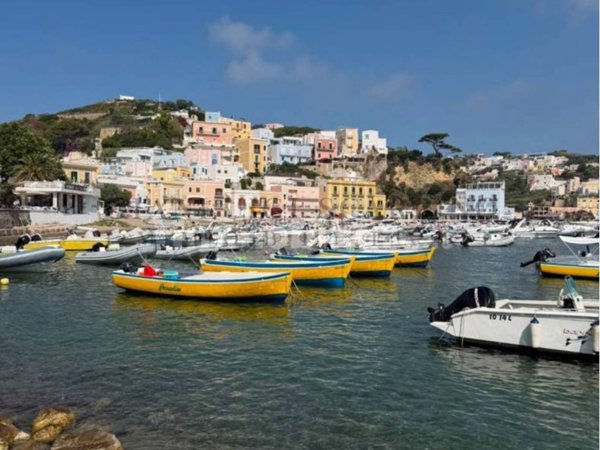 appartamento in vendita a Ponza in zona Giancos