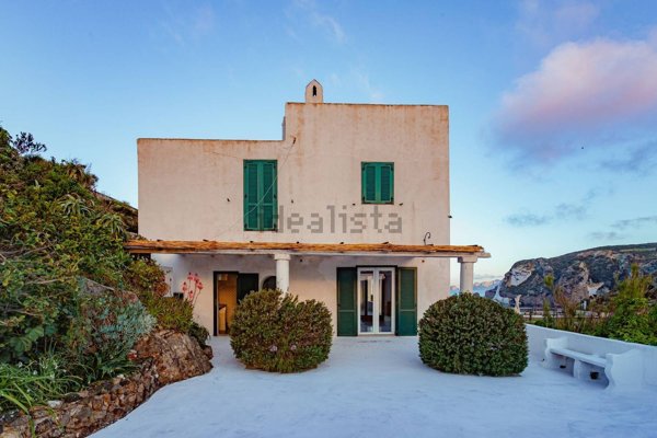 casa indipendente in vendita a Ponza in zona Giancos