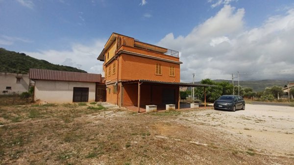 locale commerciale in vendita a Priverno